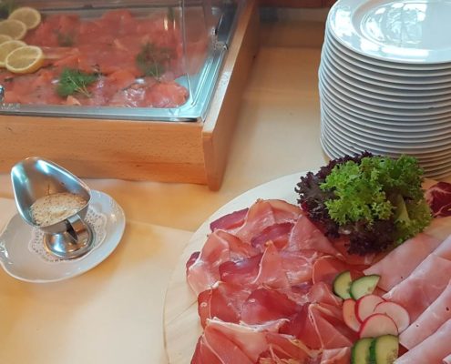 Schinken, Lachs und Wurst aus der Region