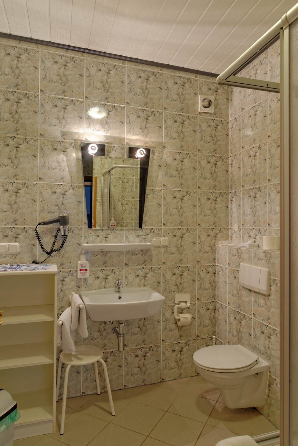 Small Holiday Apartment - Bathroom